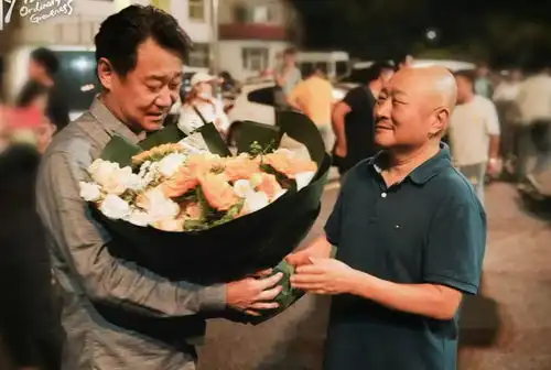 张若昀新戏杀青照曝光,为角色瘦成了另一个人,大家能认出来吗