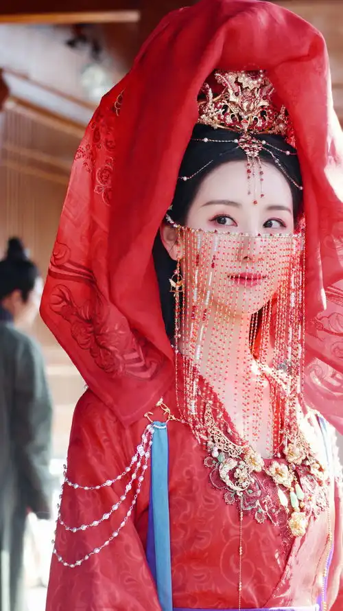组图陈都灵长月烬明古装婚服造型流苏遮面妆容明艳
