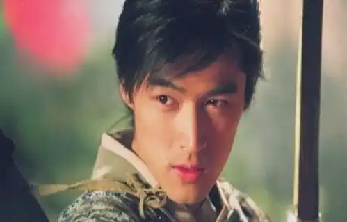 网友偶遇胡歌看薛佳凝音乐剧,要复合了毫不避讳拿手机大方拍照