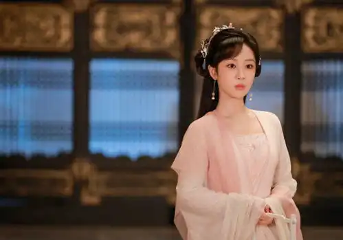 杨紫新剧杀青,晒剧照表情包庆祝,评论激动留言喜悦难掩
