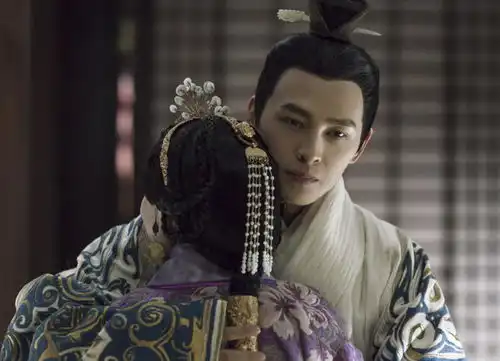 他是个有着两面性的男人,白天是普通的太监,晚上的身份却很特殊
