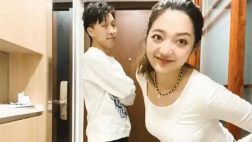 快乐星球冰柠檬扮演者当妈,上个月刚结婚,老公撞脸黄渤
