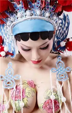 女主播张心儿曝京剧元素半裸照网友称反感
