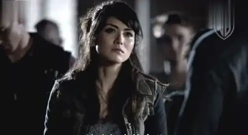 初代吸血鬼妹妹跟巫师在祈祷,吸血鬼头领来带走了姐姐的尸体