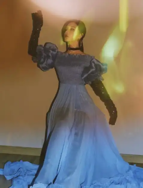 冯提莫衣品越发高端,蓝色妖姬惊众人,网友越来越有气质了
