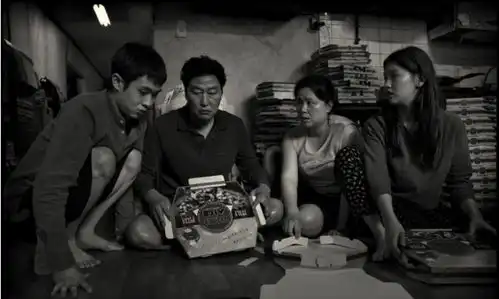 黑白版寄生虫重新定档,4月29日韩国上映
