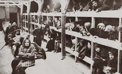 小女孩被德国士兵活埋时,她平静的说了一句话,至今让人泪奔