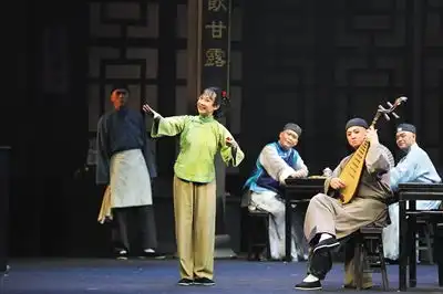 北京曲剧茶馆全国巡演青年演员挑大梁苦练唱腔
