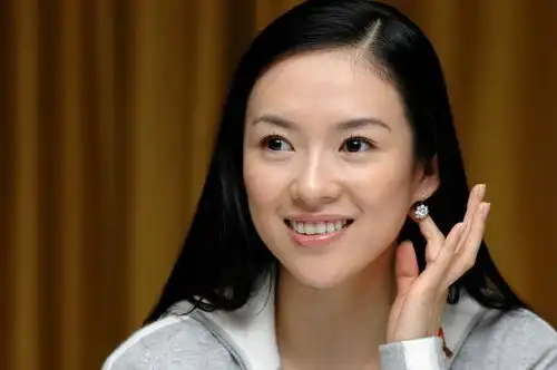 汪峰大女儿晒出与后妈章子怡游玩照,并称其为我妈,网友大赞