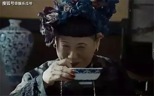 她58岁才出道,儿子是知名演员,自己如今是知名度最高老婆婆演员
