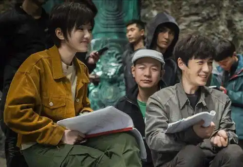 朱一龙重启曝花絮,疑醉酒失态,让毛晓彤站桌上当众跳舞引热议
