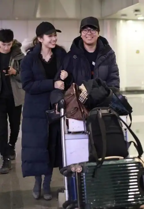 吉娜穿长款羽绒服真是精致优雅内搭蕾丝打底,保暖又有女人味

