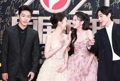 白宇张晚意毛晓彤宋祖儿合体,摆1234手势拍全家福,梦回乔家
