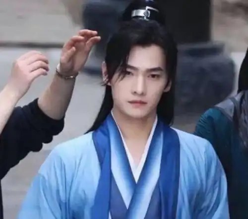 杨洋路透来袭,一袭扮相俊美非凡,颜值出众
