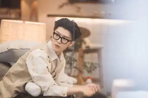 他一度被认为是范冰冰儿子,今穿衬衫配工装马甲,文艺精致范