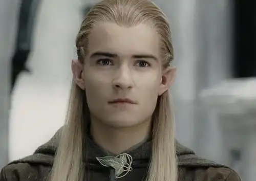 又一欧美男神胖成球指环王精灵王子发福,海滩照神似小李子
