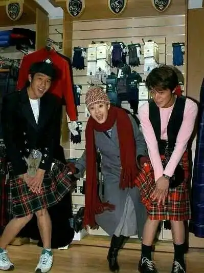明星剧照罕见搞笑一幕,李易峰大腿上是谁最后一位好吓人
