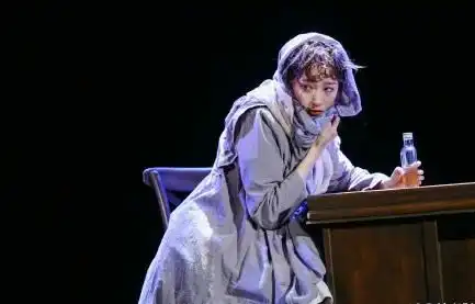 20岁关晓彤近照曝光,与北影老师合作演话剧,一个表情网友纷纷点赞
