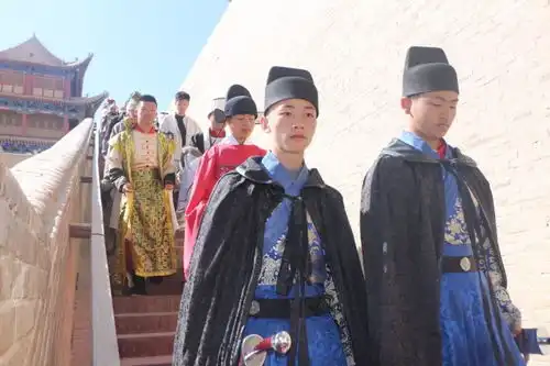 嘉峪关五一首日超燃汉服巡游仿古出关秀汉唐古韵凤凰网甘肃凤凰网