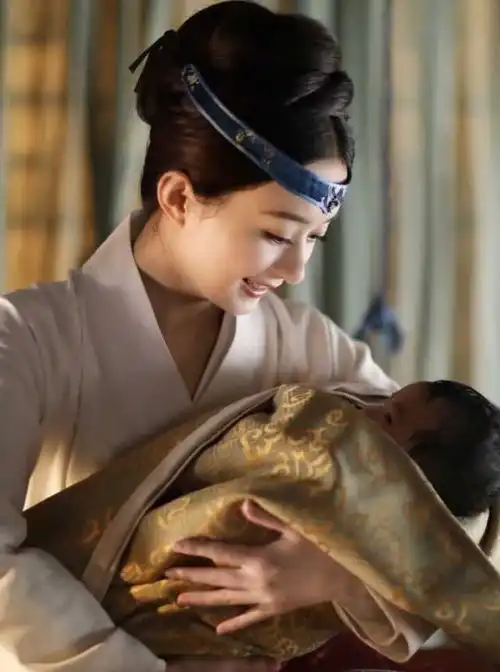 冯绍峰久违晒近照,头戴圣诞帽面露娇羞,为了儿子太拼了
