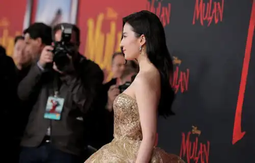 刘亦菲花木兰首映,抹胸长裙惊艳全场,岁月从不败美人