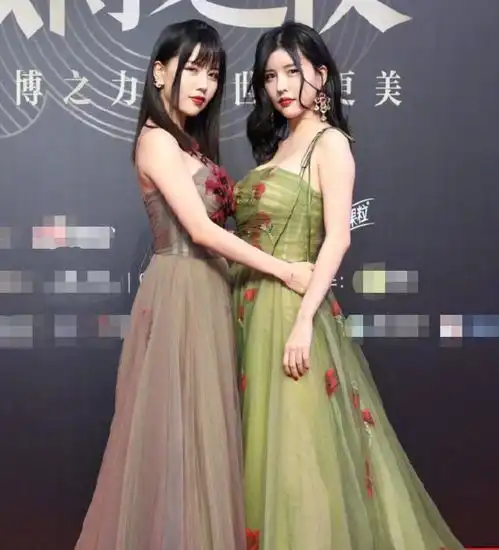 微博之夜红毯女明星太拼郑爽晒美背,赵丽颖深v优雅,热巴秀长腿