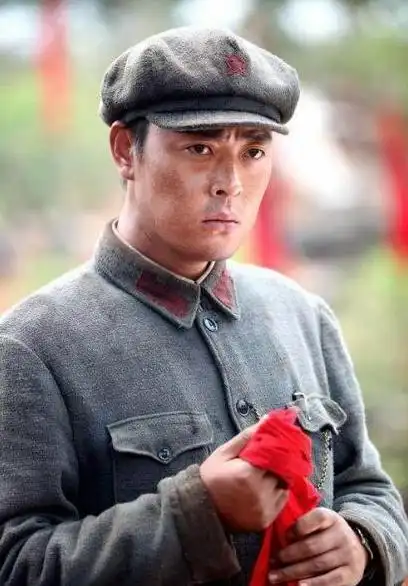 张桐曾拍戏被炸伤双目失明,患抑郁两度轻生,却成首位80后视帝
