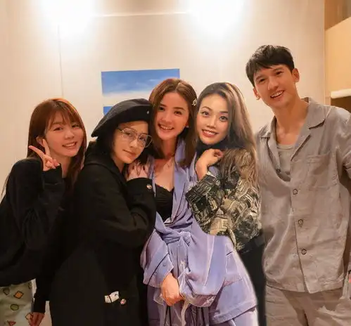 钟欣潼零点为阿sa庆生,送大牌礼物十分抢眼,俩姐妹气质差别太大