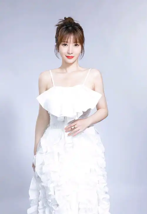 又柳岩美到了,身穿一袭白色吊带连衣裙,美得像个少女