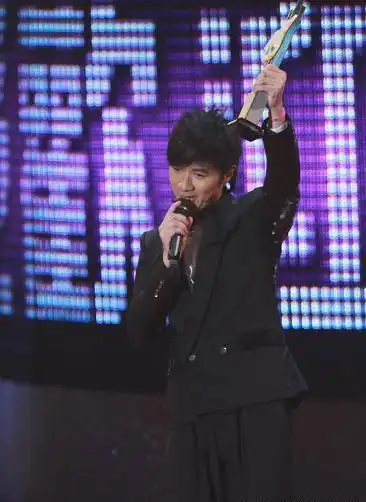 王祖贤旧剧照流出,有谁注意到她身旁的小记者吗如今成为大明星