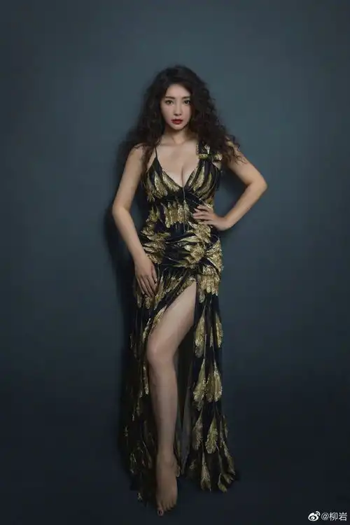 组图柳岩复古波浪卷异域风情深v高开叉裙好身材一览无遗
