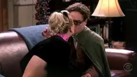 生活大爆炸莱纳德麻麻神预言,这俩小伙真有基情,当女朋友面接吻
