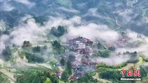 广西雨后苗寨如天空之城