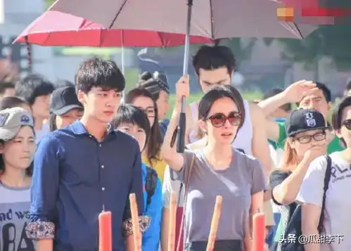 杨幂开机仪式旧照曝光,有谁注意角落的迪丽热巴差点没认出来
