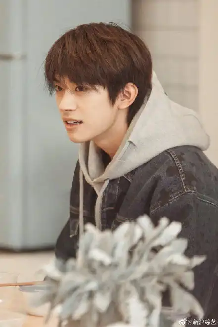 易烊千玺脏脏牛仔衣十分合格的男友风穿搭
