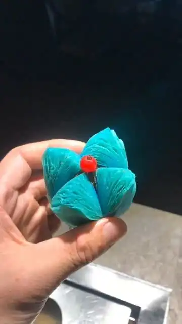 蓝色的千层酥,像蓝色妖姬一样,造型非常的独特
