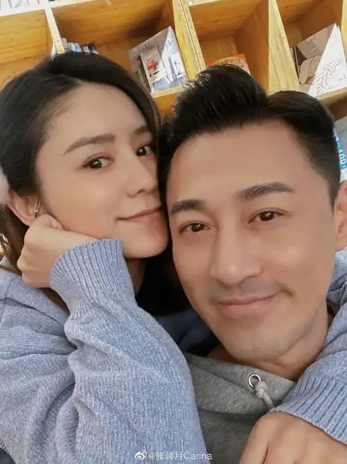 张馨月旅行归来收老公大束鲜花,口罩未摘先拍照,表白林峯秀恩爱