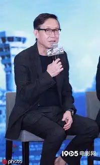 1年拍成中国机长等3部大片刘伟强做到了
