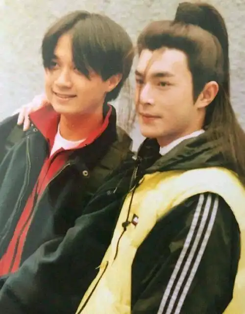 王祖贤旧剧照流出,有谁注意到她身旁的小记者吗如今成为大明星