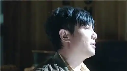 飞驰人生老兄弟见面热情满满,看门大爷却无辜躺枪,小眼神醉了