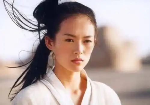 13岁的魏敏芝在家喂猪,被导演看中后一夜走红,今成最干净女明星