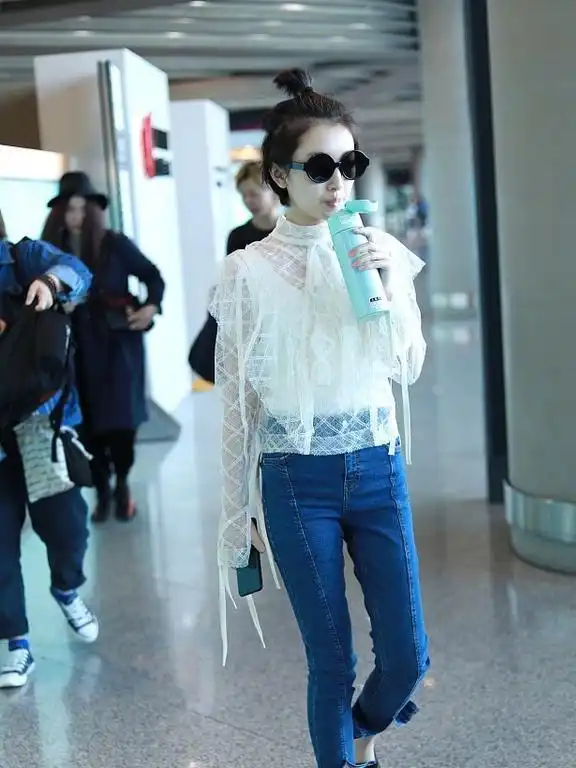 周冬雨小丫头辫太放飞,方向不同还穿一身病号服,这造型真绝