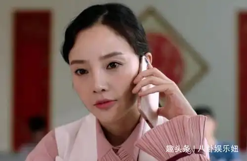 李小璐复出晒职业装剧照与网传剧照反差大,网友白富美和大妈
