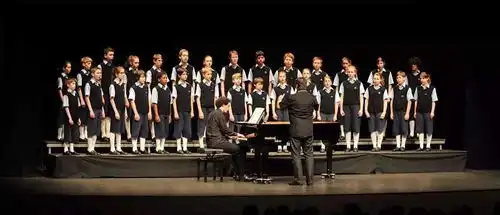 被放逐的孩子们如何得到救赎,在冰冷的学校之中,迎来温暖的春天
