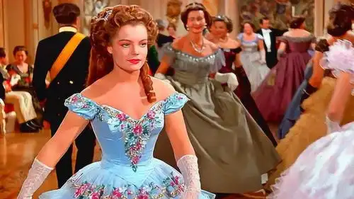 舞会开始了,陛下的眼神一直没离开过跳舞的茜茜公主