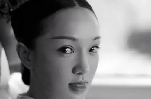 周迅首晒如懿扮相超美一双杏眼空灵又动人组图
