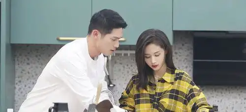 雨中玩手机的王子文是怎么了脚踩高铁桌子,大胆言辞惹争议
