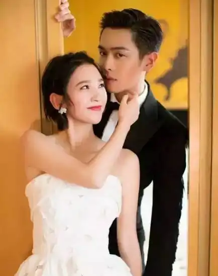 讲真,唐艺昕的美甲比她的梨涡笑还要甜美
