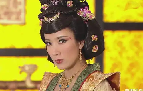 40岁视后开派对公布女儿真名,产后3个月身材未恢复,胯宽又脸肿
