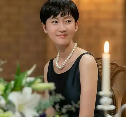 她是天桥风云的朴秀儿,50岁站稳韩圈,竹马张东健默默家中蹲